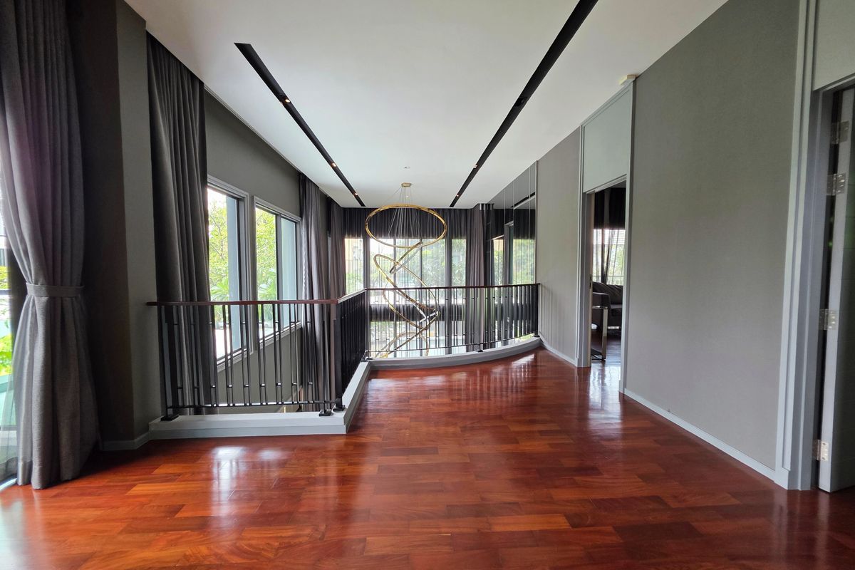 HousePattanakan, Srinakarin : 3 -story luxury house for sale on Krungthep Kreetha Road Grand Bangkok Boulevard opposite Wellington College