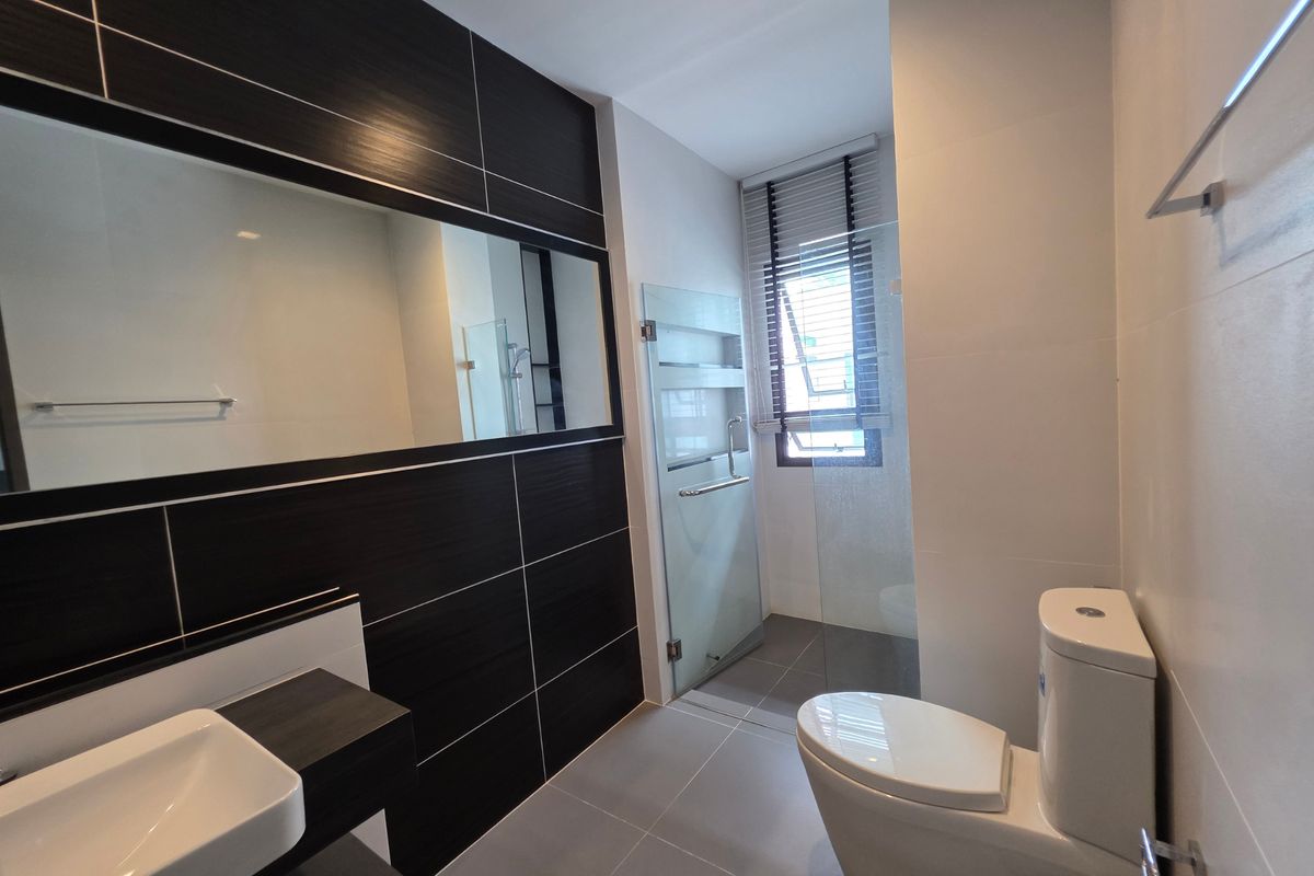 HousePattanakan, Srinakarin : 3 -story luxury house for sale on Krungthep Kreetha Road Grand Bangkok Boulevard opposite Wellington College