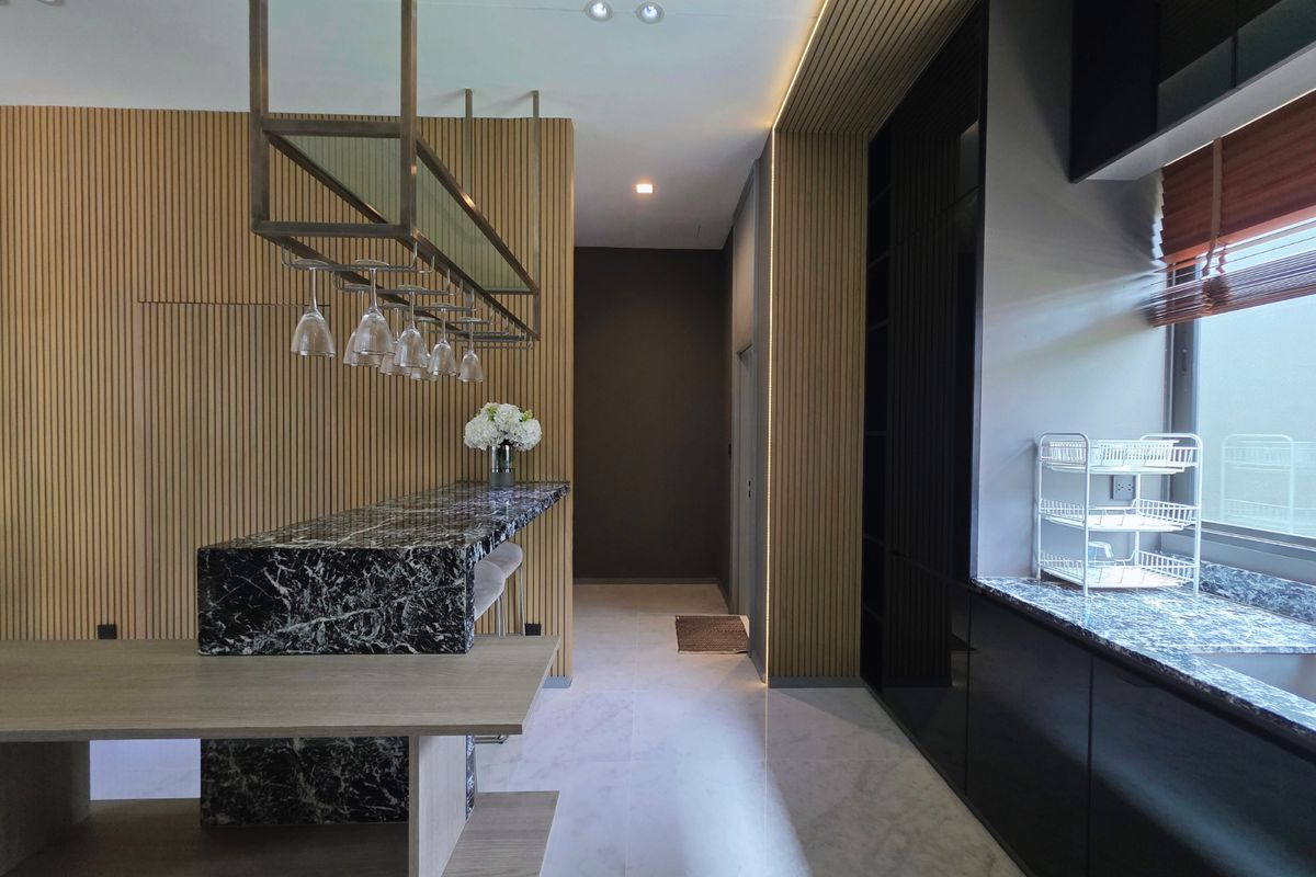 HousePattanakan, Srinakarin : 3 -story luxury house for sale on Krungthep Kreetha Road Grand Bangkok Boulevard opposite Wellington College