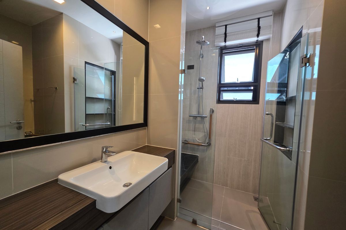 HousePattanakan, Srinakarin : 3 -story luxury house for sale on Krungthep Kreetha Road Grand Bangkok Boulevard opposite Wellington College