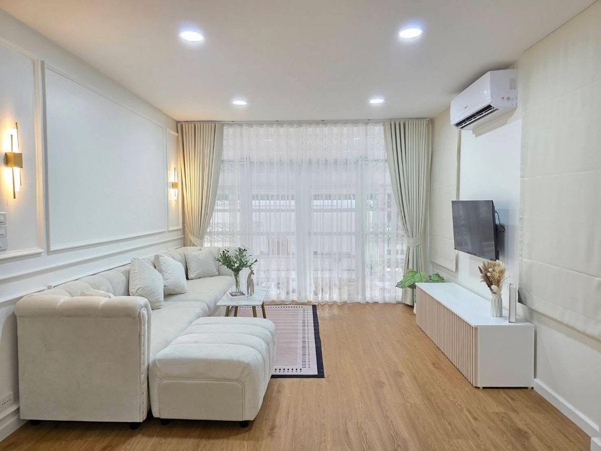For RentHouseRatchadapisek, Huaikwang, Suttisan : ✨ One -story single house Ratchada Niwet Village, 4 bedrooms, 3 bathrooms, ready to live in the center of the city near MRT ✨ Single house, beautiful decoration Complete with all points Ready to move in immediately 💰 Rent only 90,000 baht/month