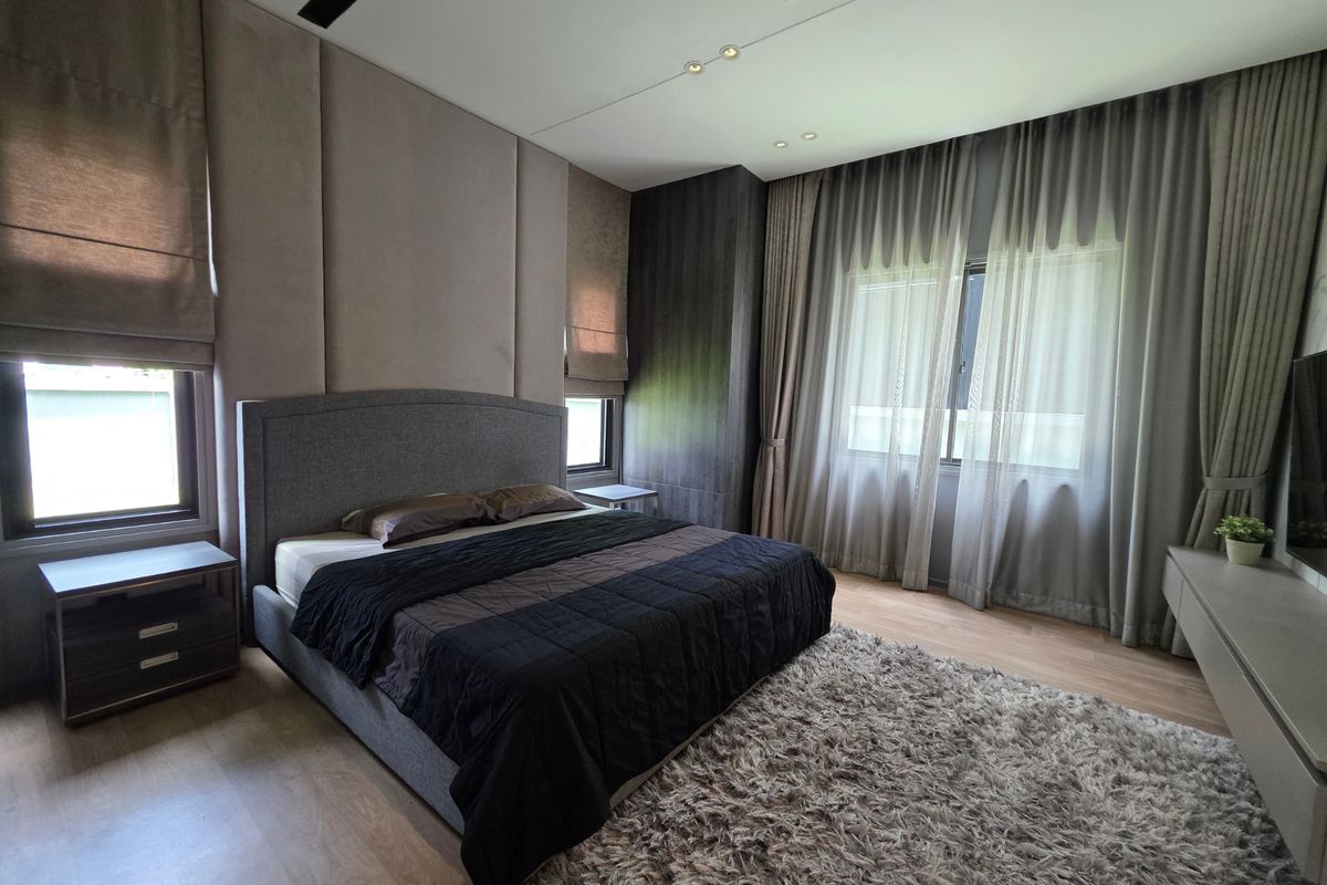 HousePattanakan, Srinakarin : 3 -story luxury house for sale on Krungthep Kreetha Road Grand Bangkok Boulevard opposite Wellington College