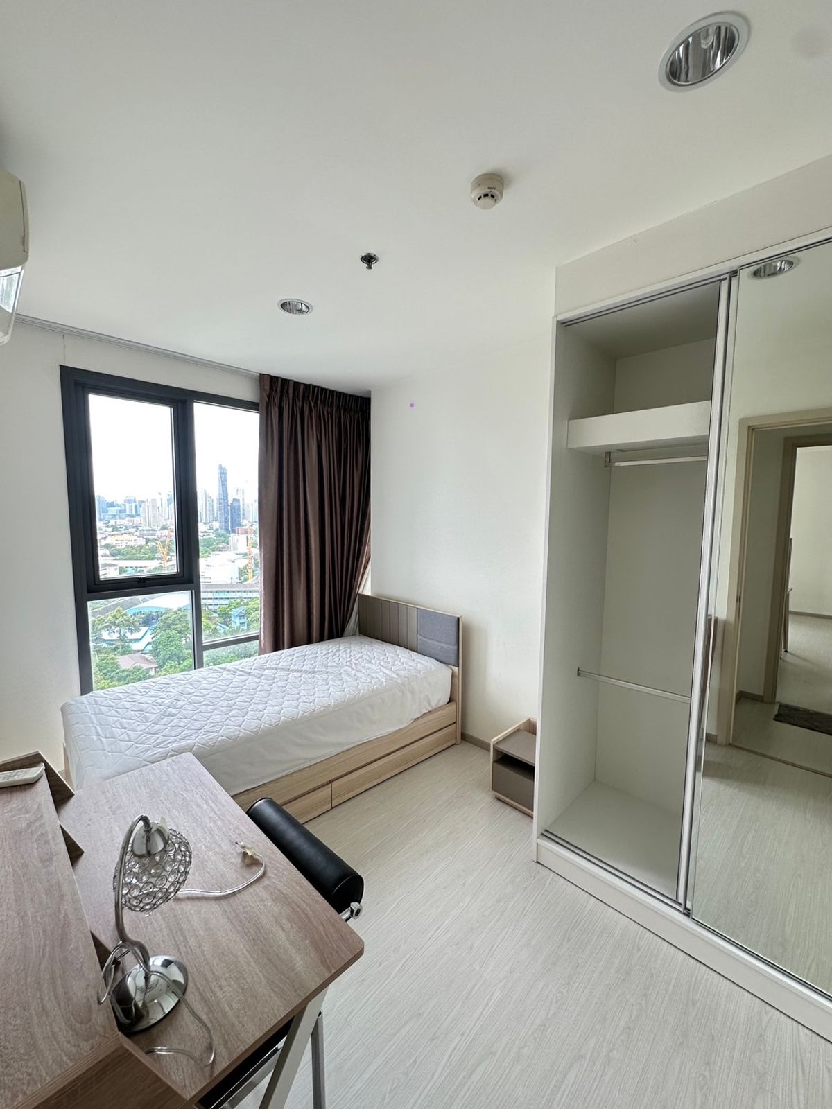 For RentCondoSukhumvit, Asoke, Thonglor : Rhythm Sukhumvit 42 condo, convenient transportation, near the BTS train, has a beautiful room, complete furniture ready !!