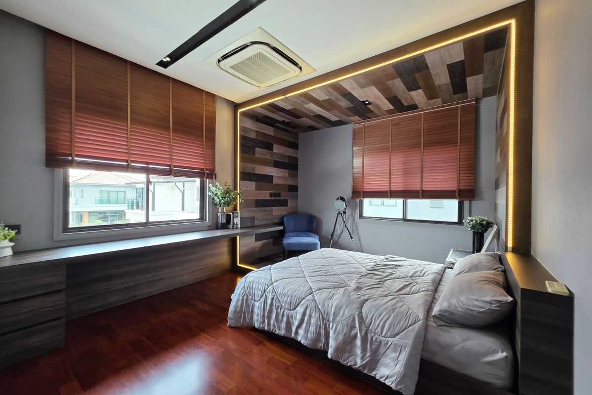 HousePattanakan, Srinakarin : 3 -story luxury house for sale on Krungthep Kreetha Road Grand Bangkok Boulevard opposite Wellington College