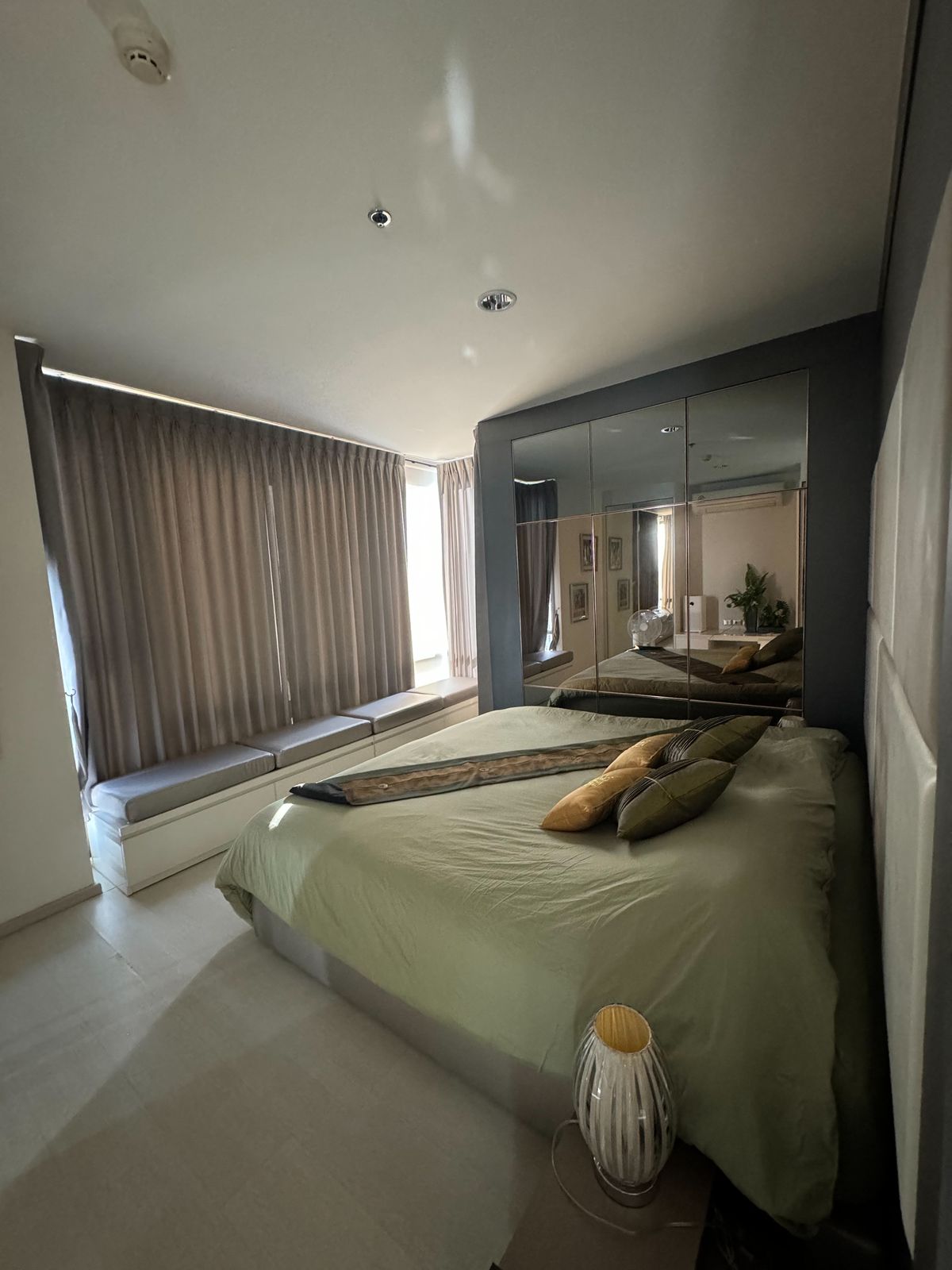 CondoSukhumvit, Asoke, Thonglor : Rhythm Sukhumvit 42 condo, convenient transportation, near BTS, have a beautiful shuttle room, complete furniture ready !!