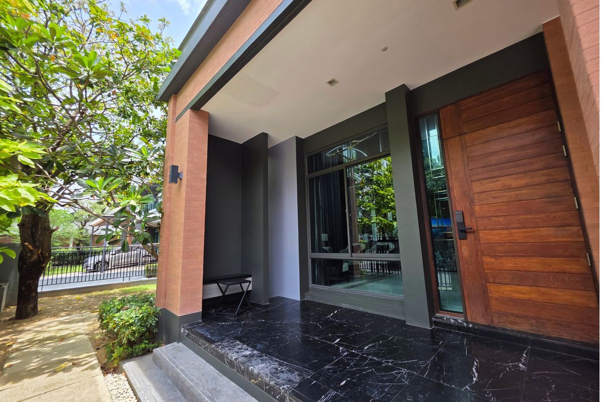 HousePattanakan, Srinakarin : 3 -story luxury house for sale on Krungthep Kreetha Road Grand Bangkok Boulevard opposite Wellington College