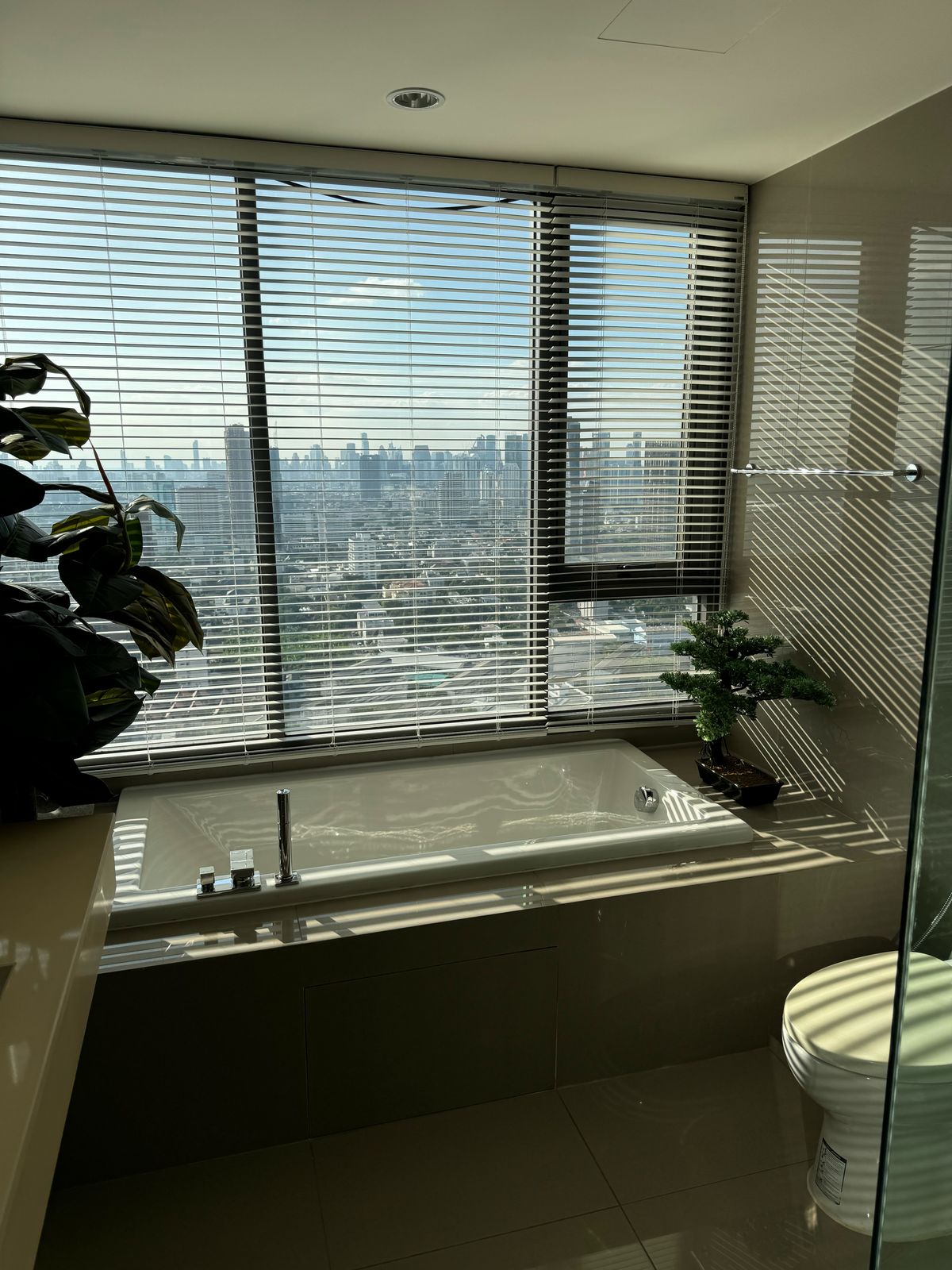 CondoSukhumvit, Asoke, Thonglor : Rhythm Sukhumvit 42 condo, convenient transportation, near BTS, have a beautiful shuttle room, complete furniture ready !!