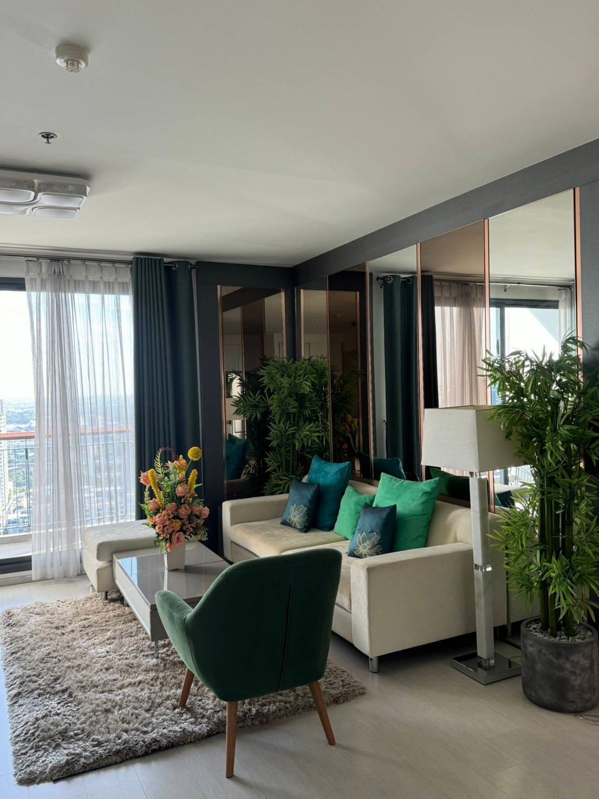 CondoSukhumvit, Asoke, Thonglor : Rhythm Sukhumvit 42 condo, convenient transportation, near BTS, have a beautiful shuttle room, complete furniture ready !!
