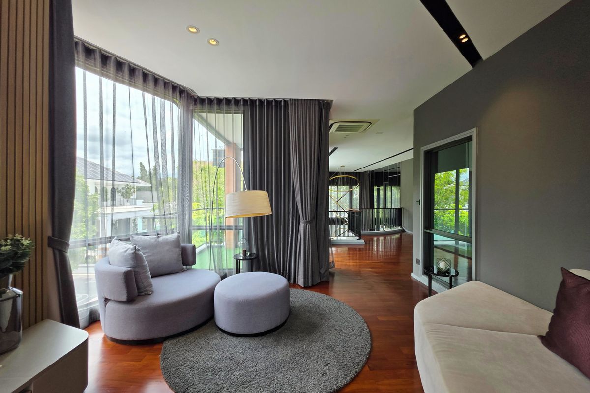 HousePattanakan, Srinakarin : 3 -story luxury house for sale on Krungthep Kreetha Road Grand Bangkok Boulevard opposite Wellington College