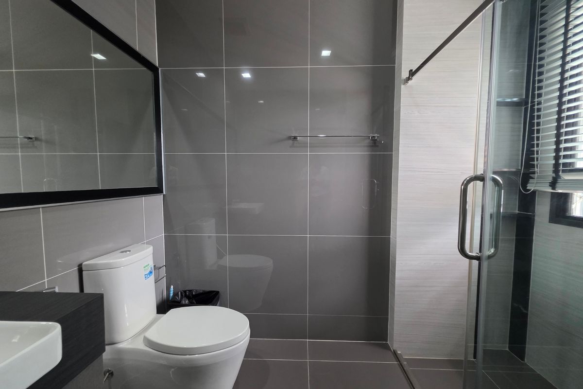 HousePattanakan, Srinakarin : 3 -story luxury house for sale on Krungthep Kreetha Road Grand Bangkok Boulevard opposite Wellington College