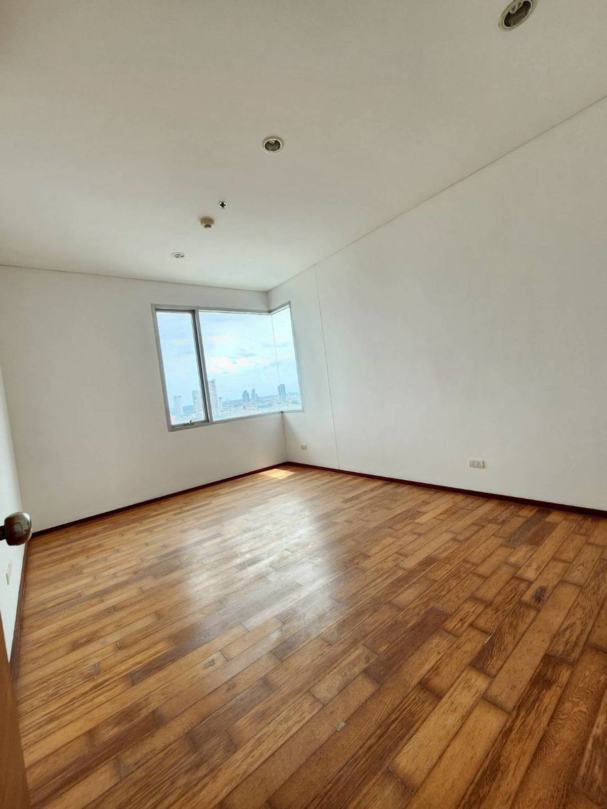 ขายคอนโดวงเวียนใหญ่ เจริญนคร : ขาย!! คอนโด วิลล่า สาทร ใกล้ BTS กรุงธนบุรี ชั้นสูง วิวเมือง