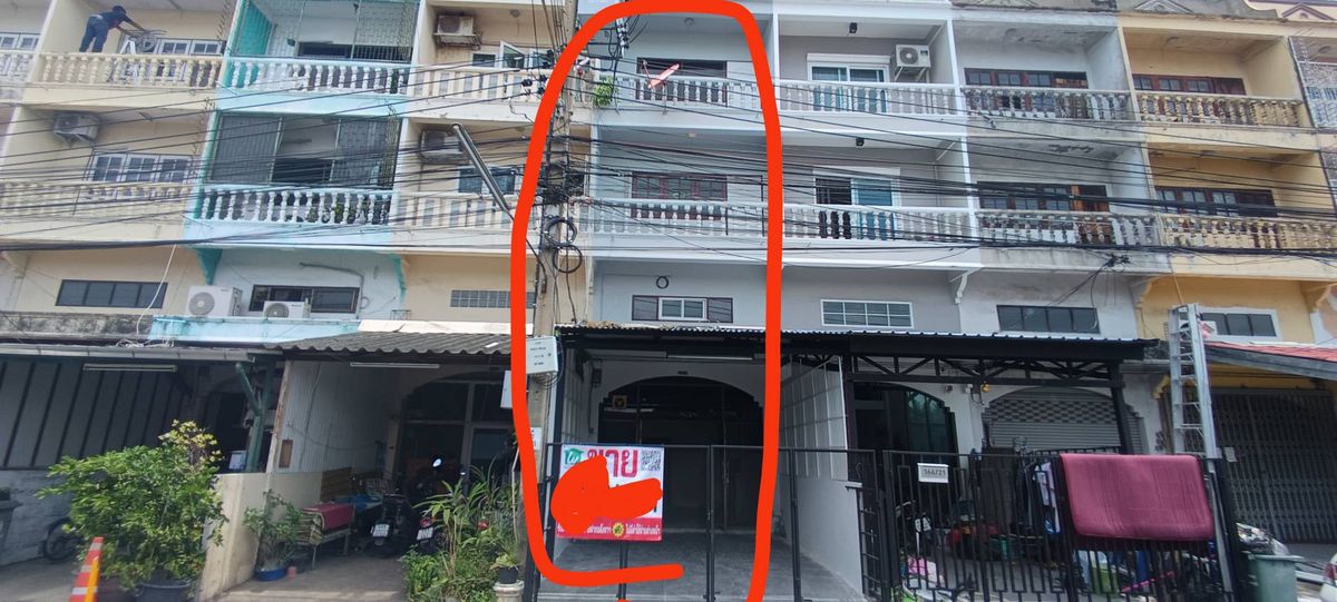 ขายอาคารพาณิชย์วิภาวดี ดอนเมือง หลักสี่ : 🏠✨ ขายตึกแถว 3 ชั้นครึ่ง ทำเลพหลโยธิน 52 สะพานใหม่ 4 ห้องนอน 2 ห้องน้ำ พื้นที่ใช้สอยกว้าง 240 ตร.ม. 💰 เพียง 2.3 ล้านเท่านั้น!