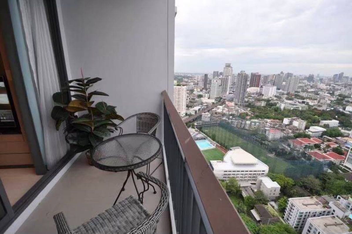CondoSukhumvit, Asoke, Thonglor : Rhythm Sukhumvit 42 condo, convenient transportation, near BTS, have a beautiful shuttle room, complete furniture ready !!