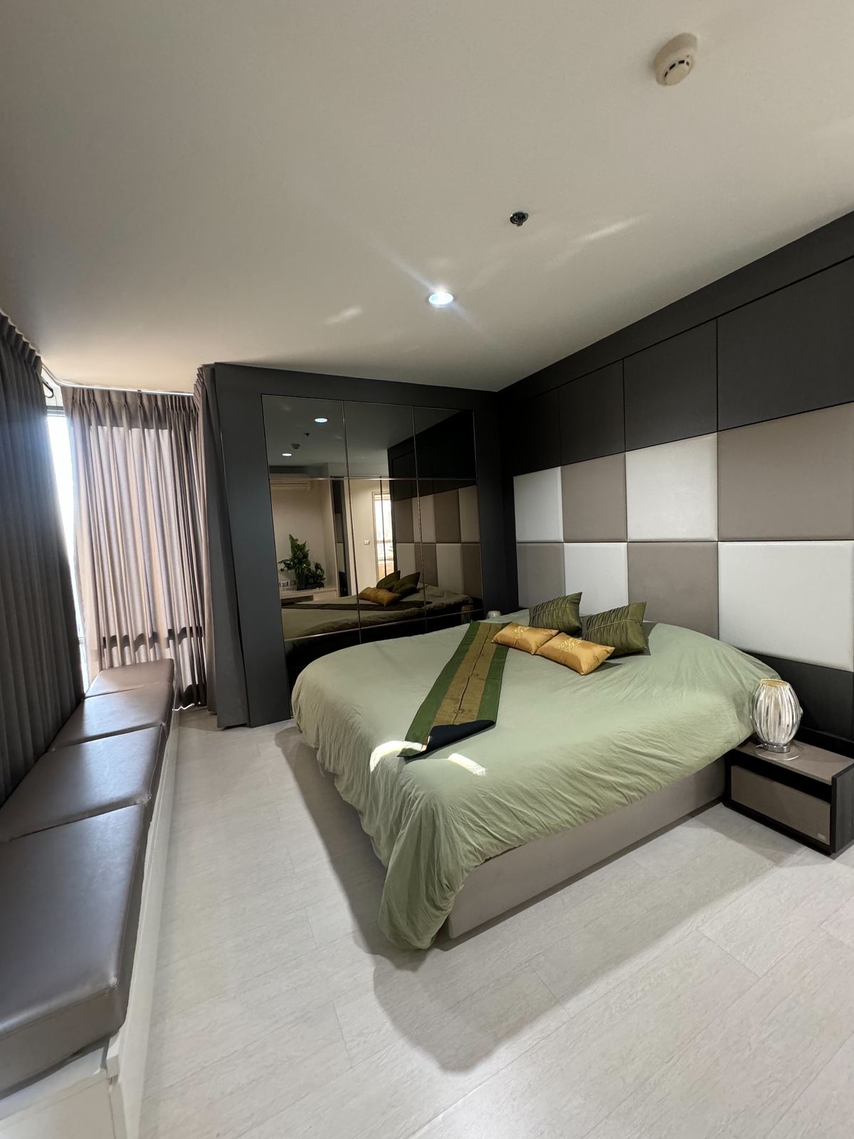 CondoSukhumvit, Asoke, Thonglor : Rhythm Sukhumvit 42 condo, convenient transportation, near BTS, have a beautiful shuttle room, complete furniture ready !!