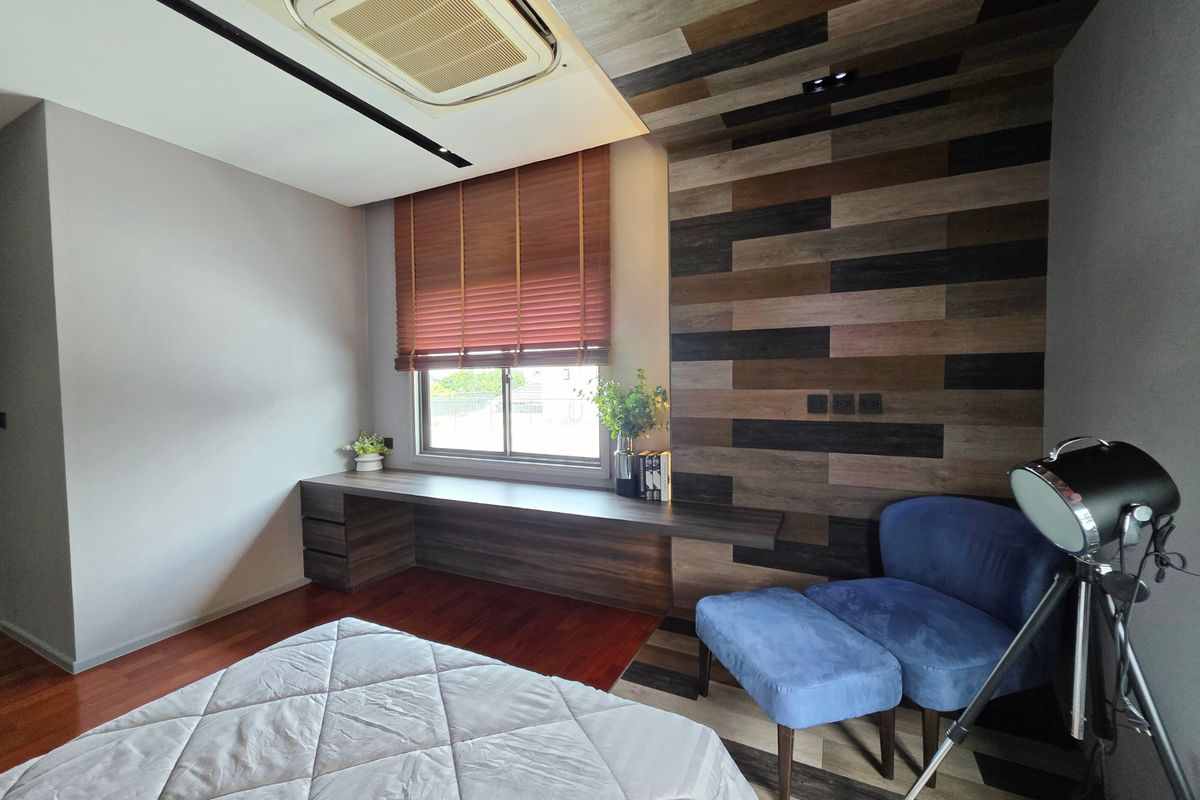 HousePattanakan, Srinakarin : 3 -story luxury house for sale on Krungthep Kreetha Road Grand Bangkok Boulevard opposite Wellington College