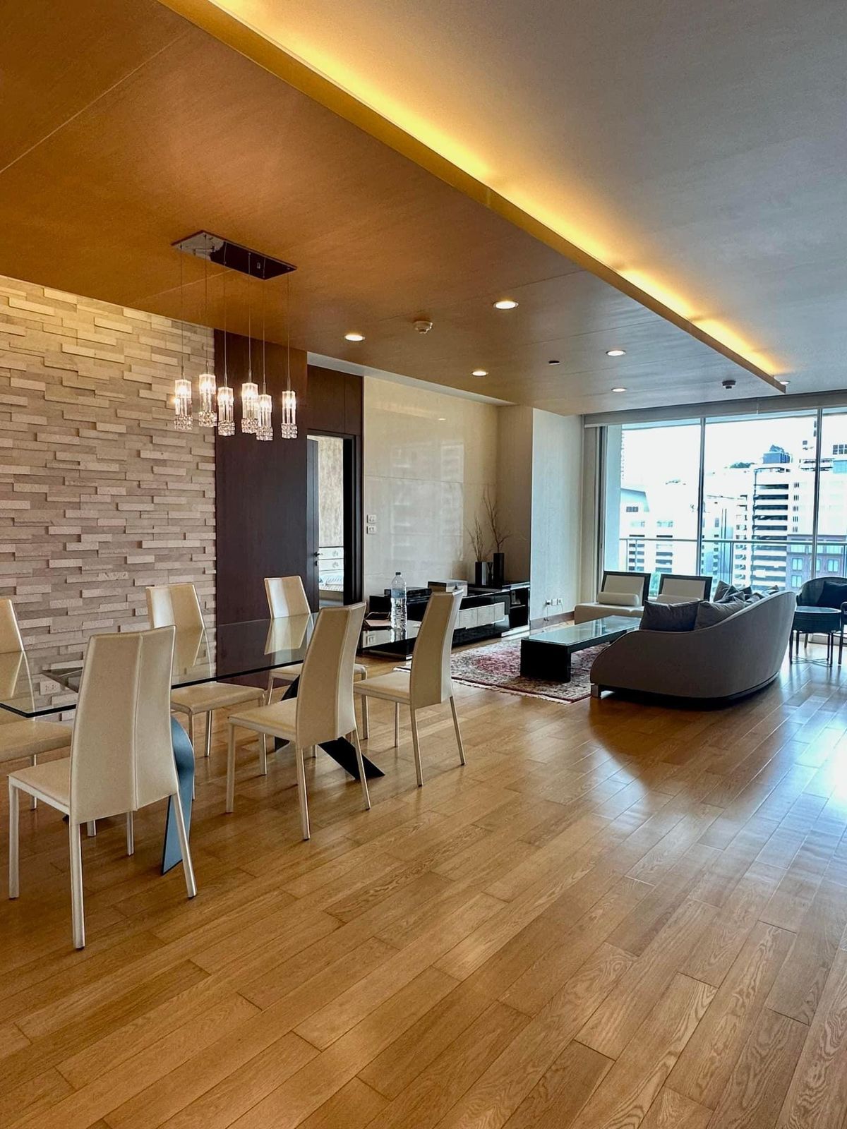 ให้เช่าคอนโดวิทยุ ชิดลม หลังสวน : ♦ Pet Friendly ♦ ชั้น 05+ 145.00 ตร.ม. | 2 ห้องนอน 2.5 ห้องน้ำ | ใกล้ Central Embassy 2 นาที, Gaysorn Village 3 นาที, Central World 4 นาที