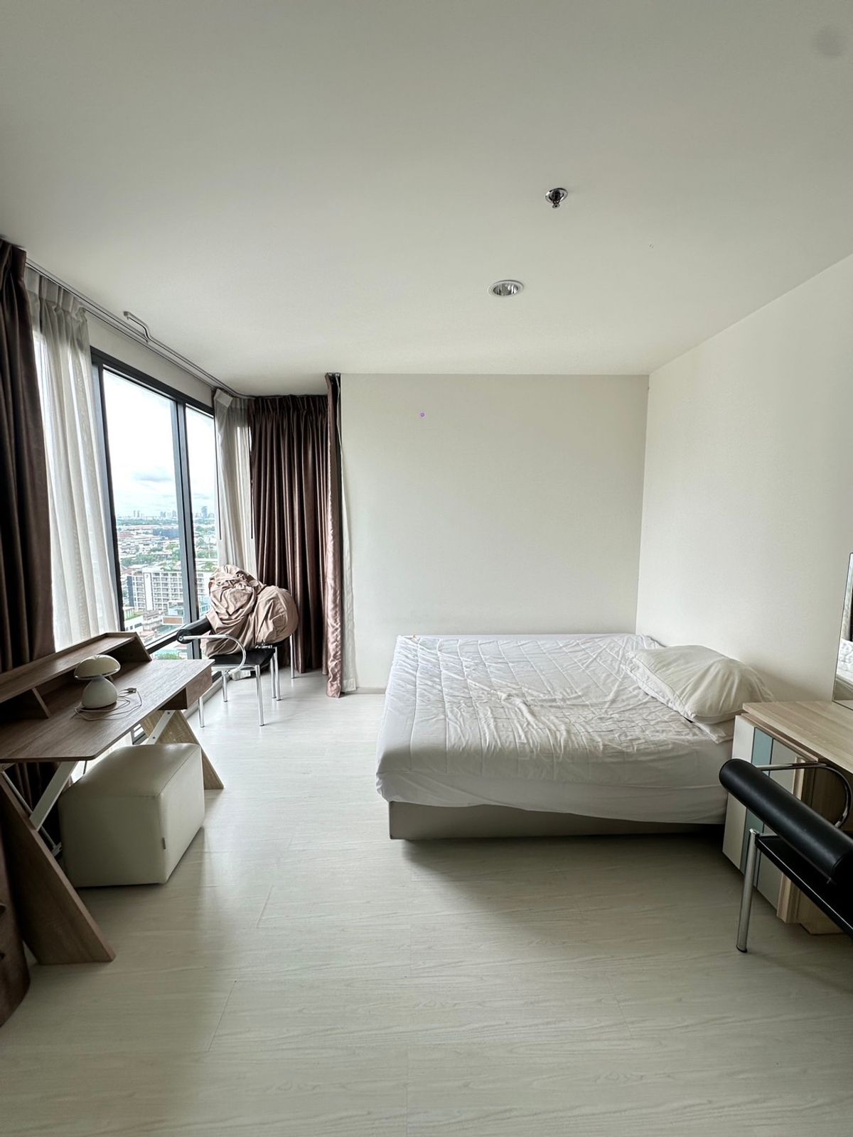For RentCondoSukhumvit, Asoke, Thonglor : Rhythm Sukhumvit 42 condo, convenient transportation, near the BTS train, has a beautiful room, complete furniture ready !!