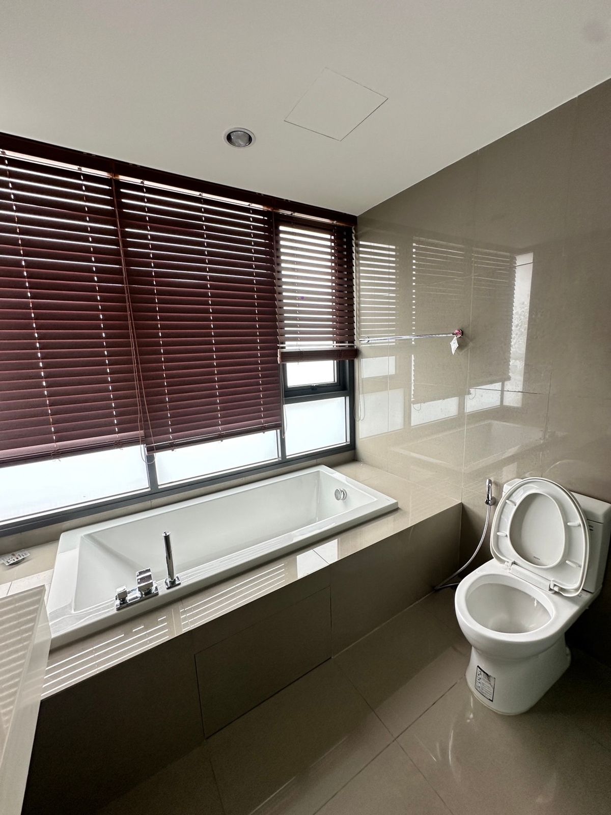 For RentCondoSukhumvit, Asoke, Thonglor : Rhythm Sukhumvit 42 condo, convenient transportation, near the BTS train, has a beautiful room, complete furniture ready !!