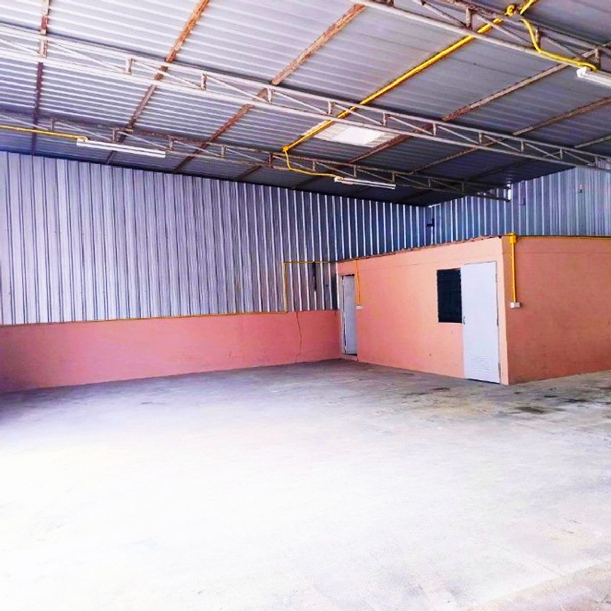 For RentWarehouseMin Buri, Romklao : BangkokKreetha 31-37 ARL BanThapChang 2.2km. Warehouse-factory for rent small size 160sq.m. 40sq.wa.
