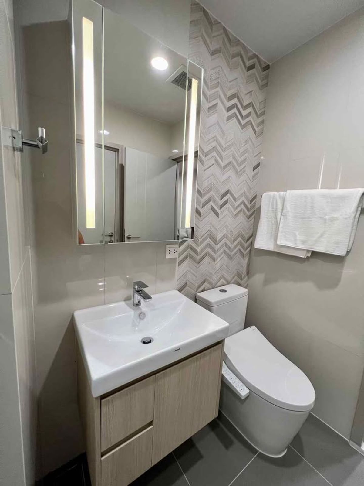 ให้เช่าคอนโดสุขุมวิท อโศก ทองหล่อ : ให้เช่า ✨ OKA HAUS Sukhumvit 36 ✨ เฟอร์นิเจอร์ และ เครื่องใช้ไฟฟ้าครบ ใกล้ BTS ทองหล่อ 