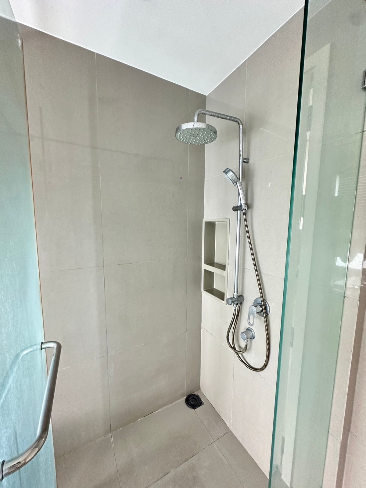 For RentCondoSukhumvit, Asoke, Thonglor : Rhythm Sukhumvit 42 condo, convenient transportation, near the BTS train, has a beautiful room, complete furniture ready !!