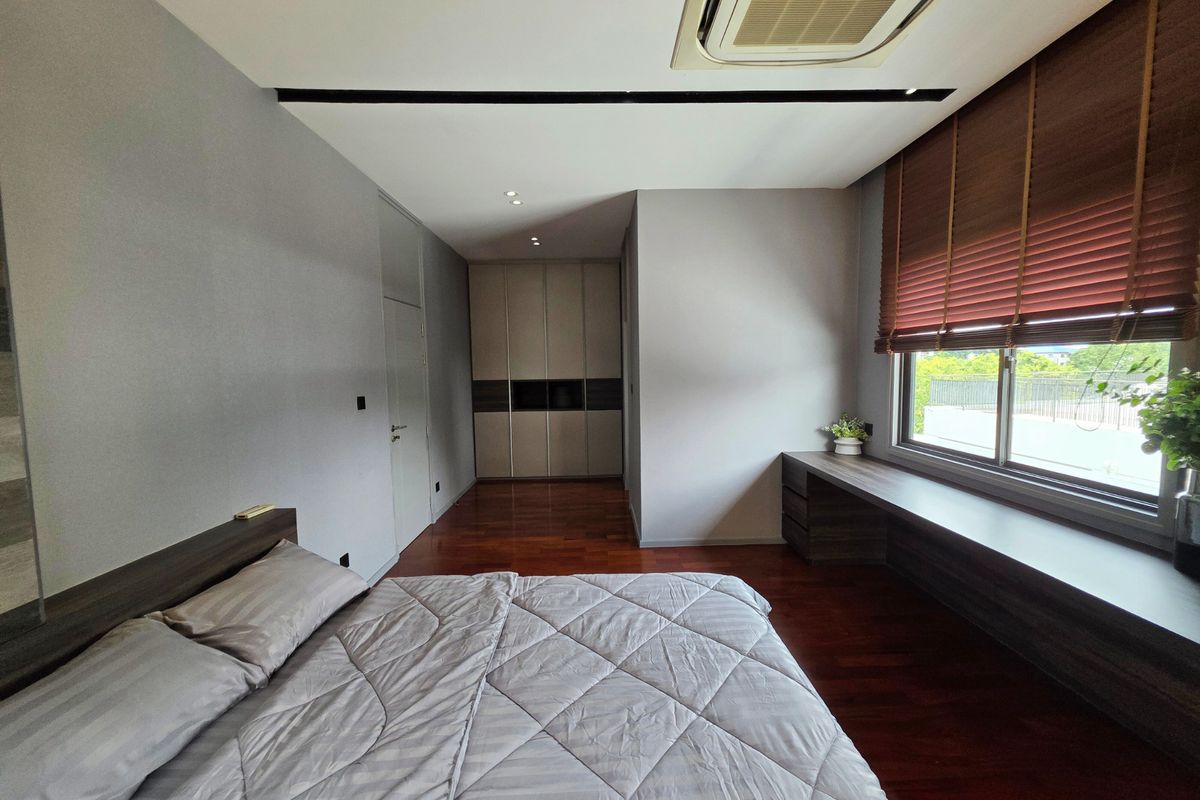 HousePattanakan, Srinakarin : 3 -story luxury house for sale on Krungthep Kreetha Road Grand Bangkok Boulevard opposite Wellington College