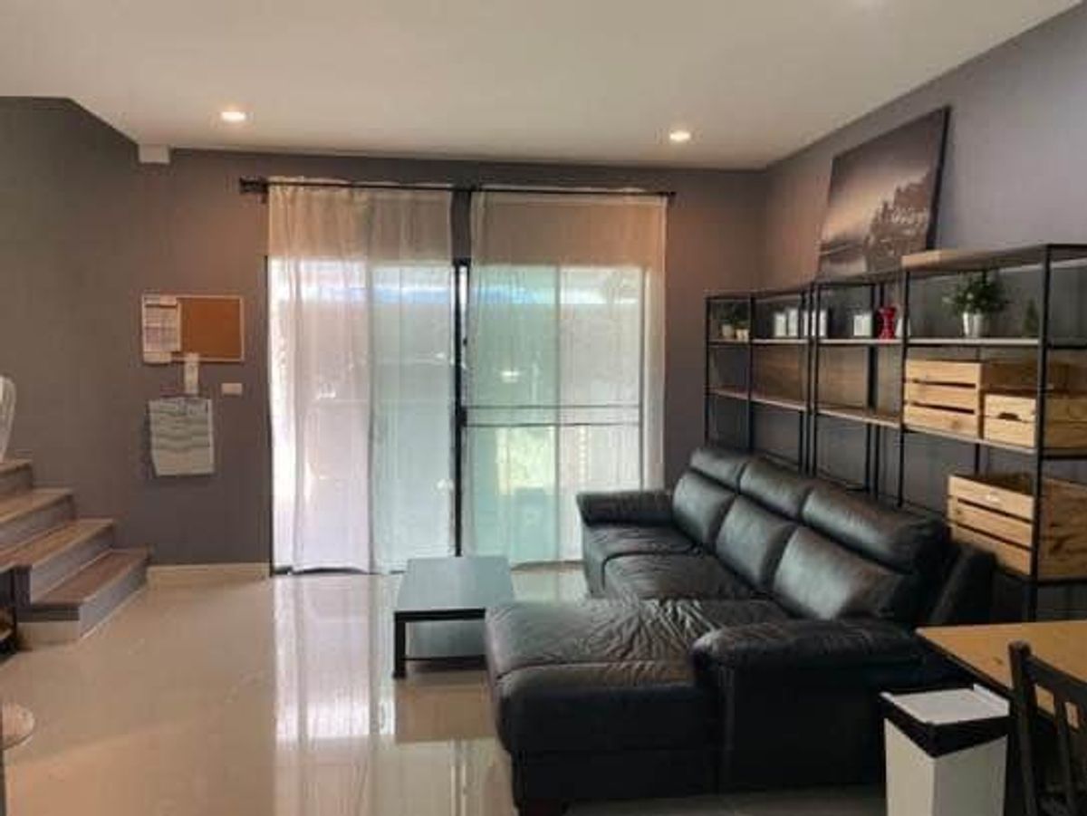 For RentHousePathum Thani,Rangsit, Thammasat : Beautifully 4-bedroom townhome near the Social Security Office in Pathum Thani, close to the expressway, pet-friendly.