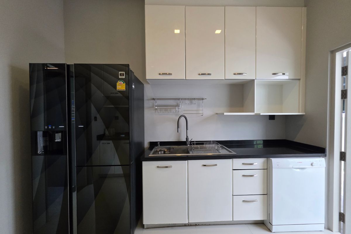 HousePattanakan, Srinakarin : 3 -story luxury house for sale on Krungthep Kreetha Road Grand Bangkok Boulevard opposite Wellington College