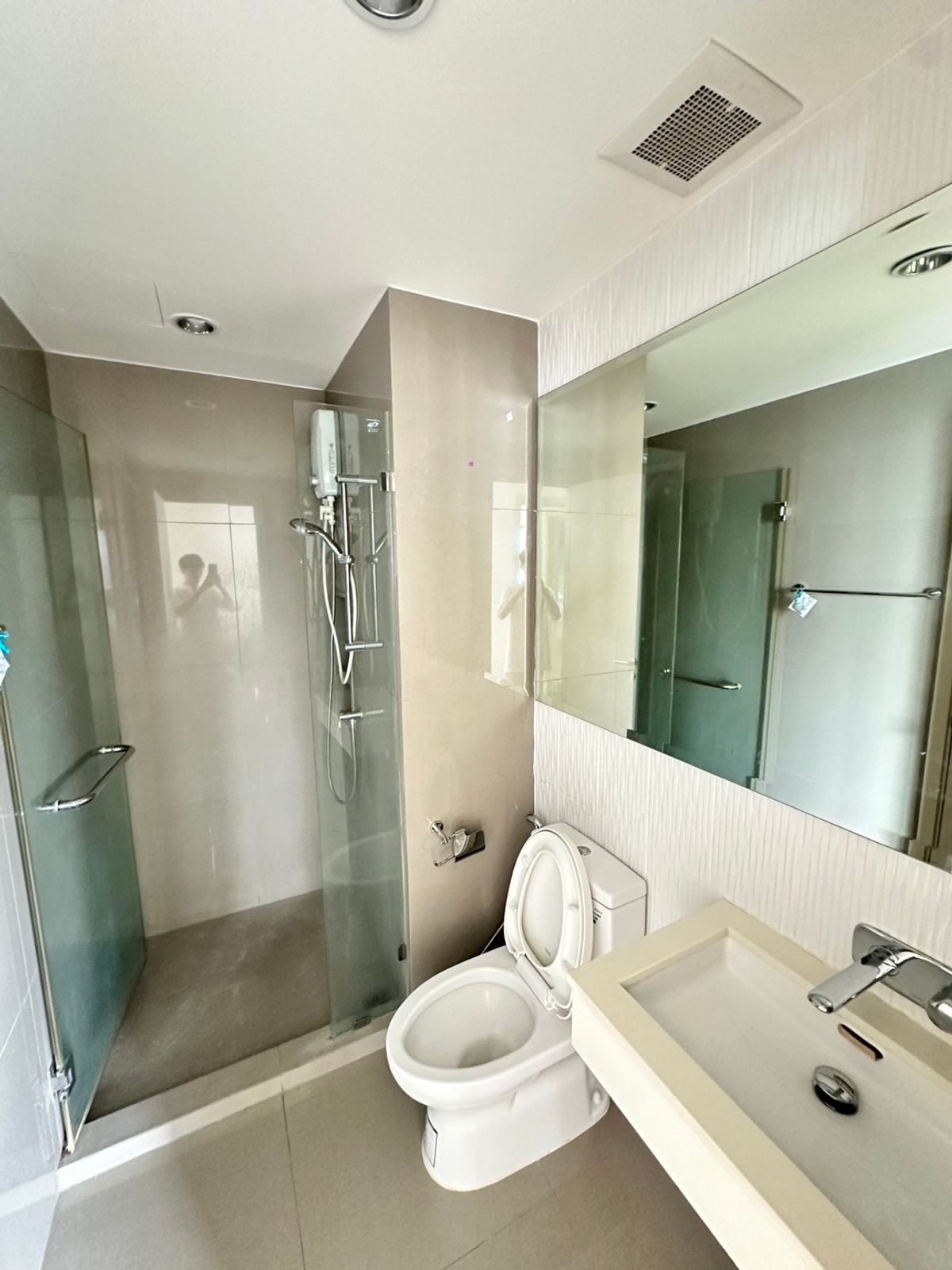 For RentCondoSukhumvit, Asoke, Thonglor : Rhythm Sukhumvit 42 condo, convenient transportation, near the BTS train, has a beautiful room, complete furniture ready !!