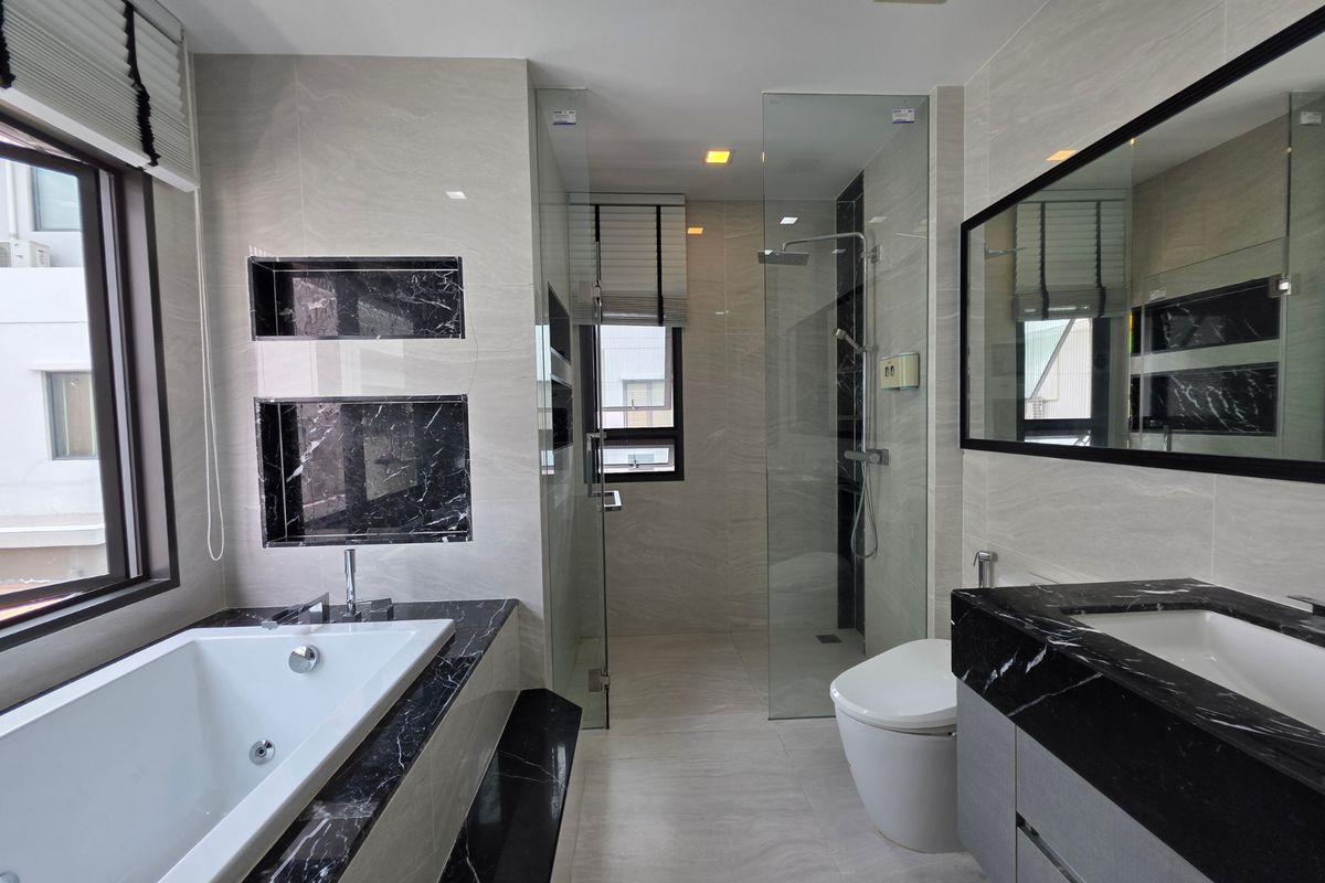 HousePattanakan, Srinakarin : 3 -story luxury house for sale on Krungthep Kreetha Road Grand Bangkok Boulevard opposite Wellington College