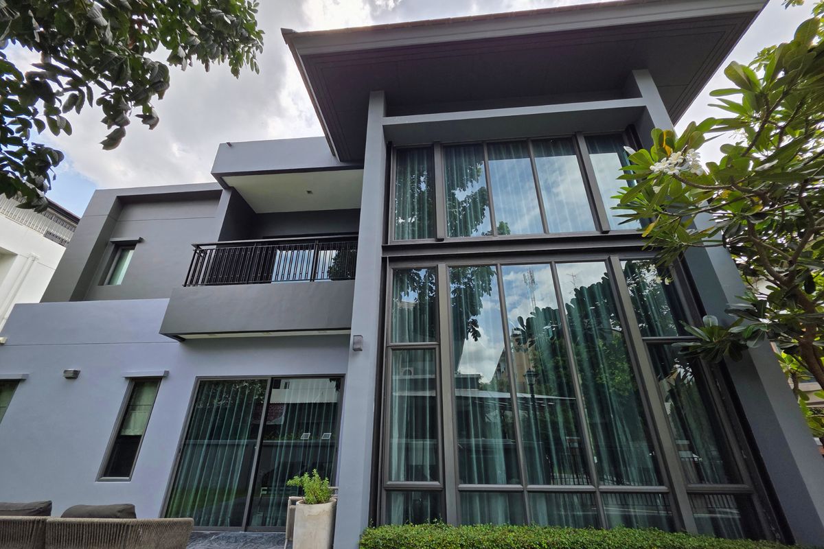 HousePattanakan, Srinakarin : 3 -story luxury house for sale on Krungthep Kreetha Road Grand Bangkok Boulevard opposite Wellington College
