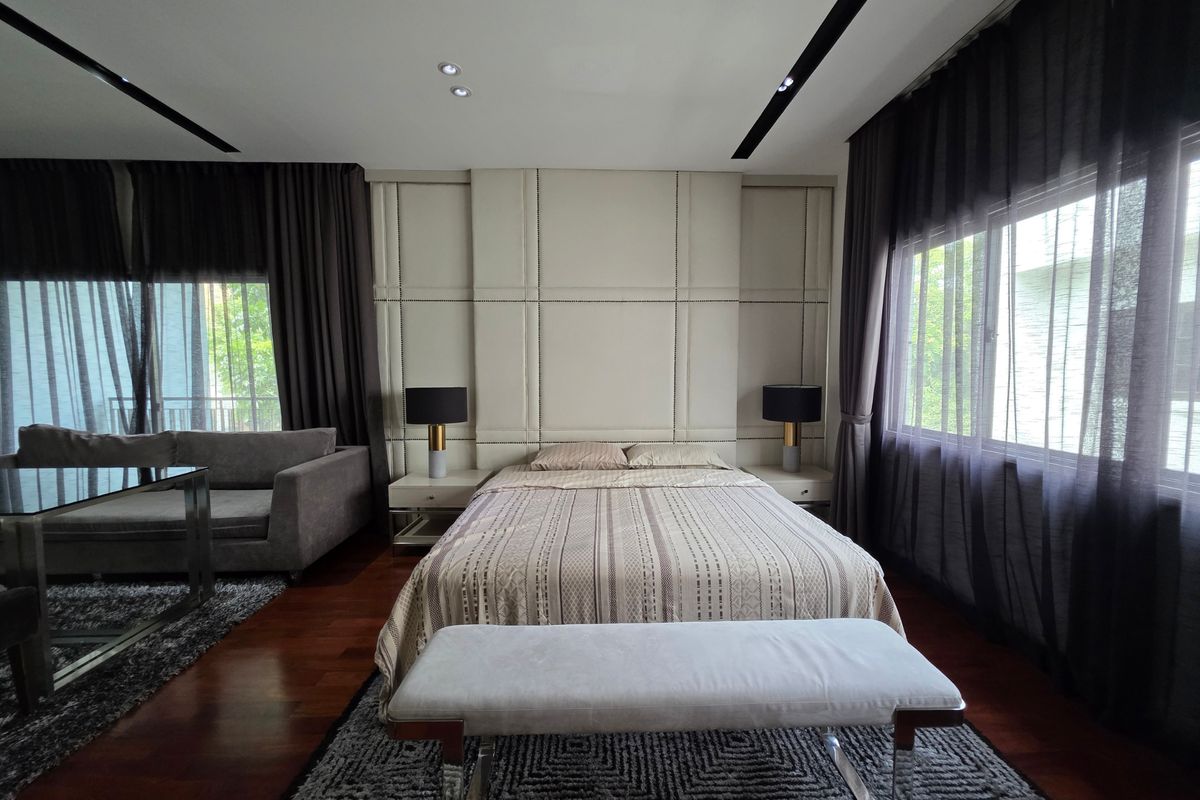 HousePattanakan, Srinakarin : 3 -story luxury house for sale on Krungthep Kreetha Road Grand Bangkok Boulevard opposite Wellington College