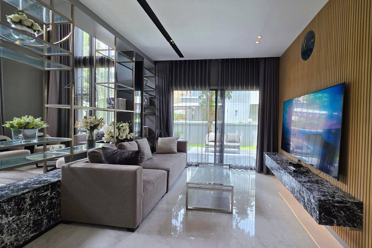 HousePattanakan, Srinakarin : 3 -story luxury house for sale on Krungthep Kreetha Road Grand Bangkok Boulevard opposite Wellington College