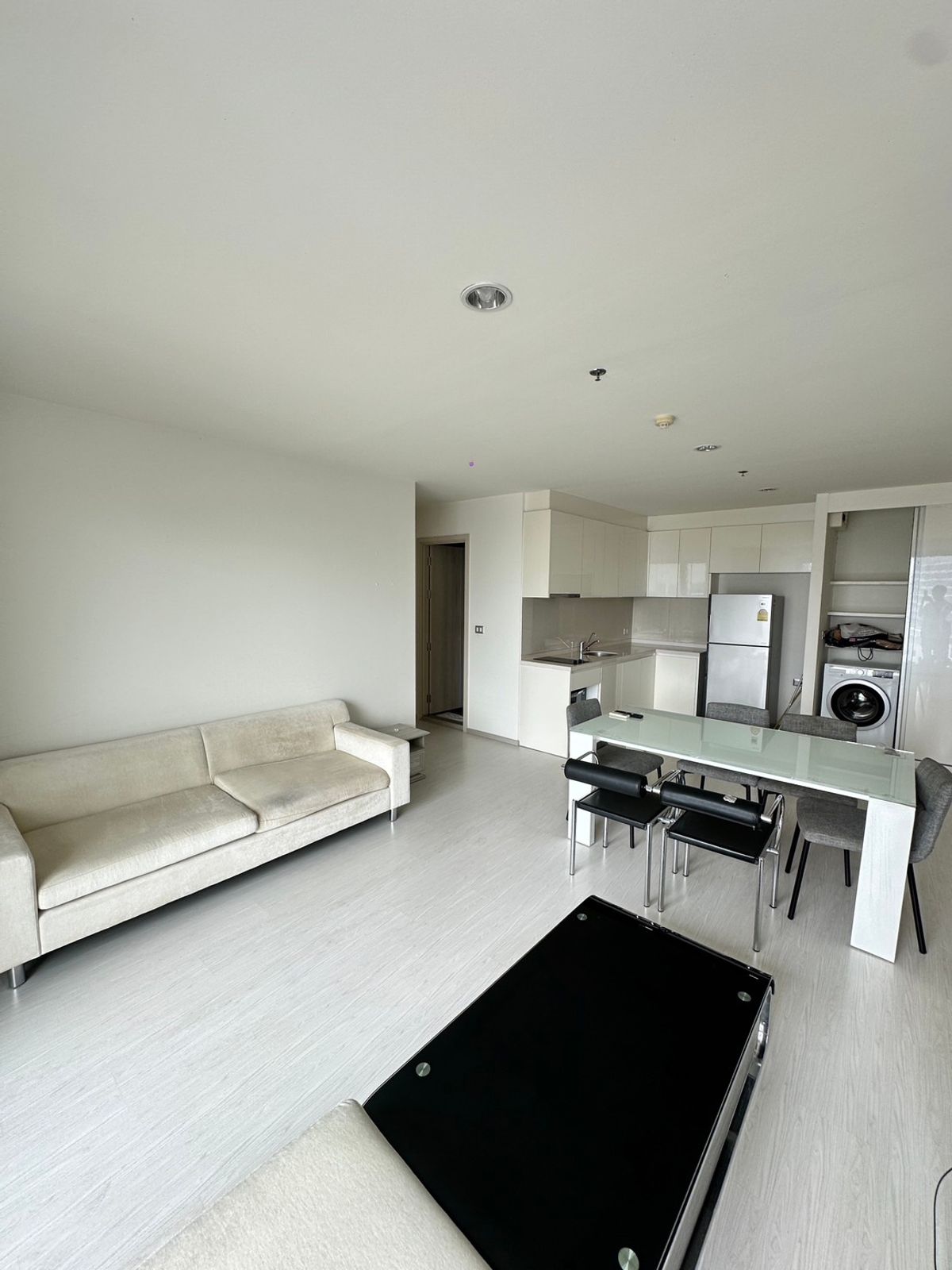 For RentCondoSukhumvit, Asoke, Thonglor : Rhythm Sukhumvit 42 condo, convenient transportation, near the BTS train, has a beautiful room, complete furniture ready !!