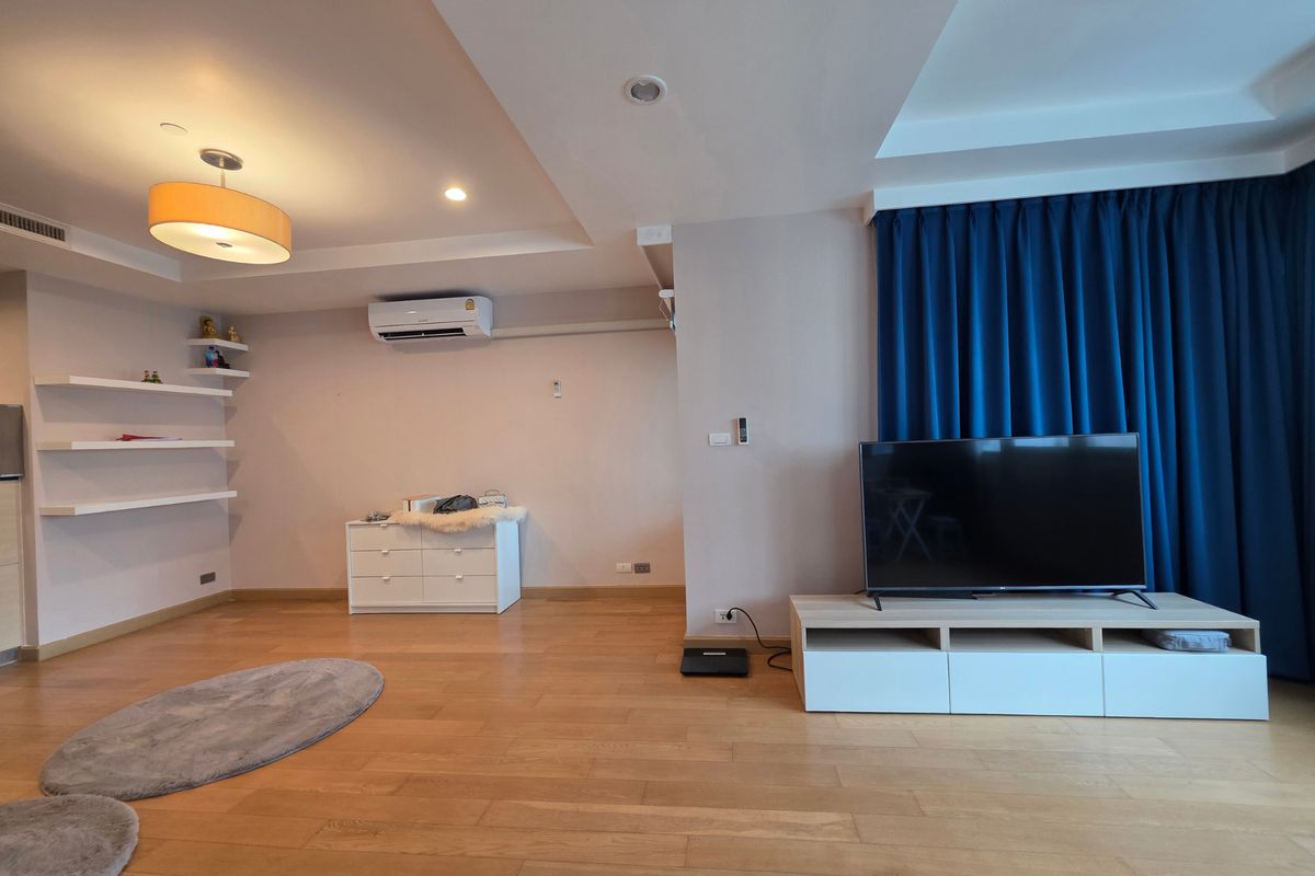 For SaleCondoSathorn, Narathiwat : Best price! condo for sale, corner room in the center of Sathorn, near BTS MRT and office building