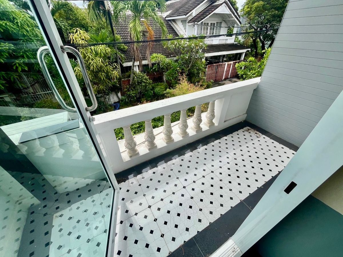 ขายบ้านรามคำแหง หัวหมาก : ขายบ้านเดี่ยว รีโนเวทใหม่ทั้งหลัง หมู่บ้านกิตตินิเวศน์ ซอยรามคำแหง 68 บ้านขนาดใหญ่ ทำเลดี พื้นที่ใช้สอยกว้าง เหมาะสำหรับอยู่อาศัยหรือทำโฮมออฟฟิศ