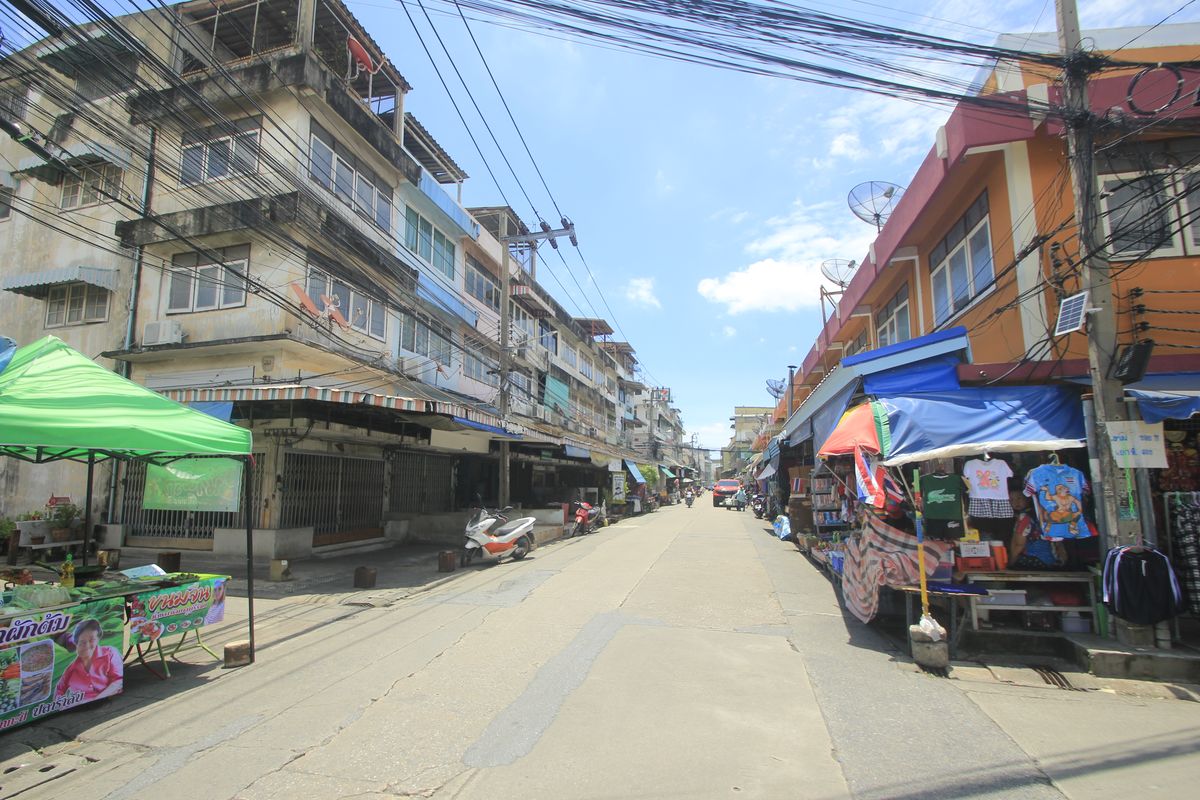 For SaleShop HouseRathburana, Suksawat : Commercial Building, Rama 2, Soi 11, O EA Market, Rama 9 Expressway Seen Tara Rama 2, corner room, 3 rooms, 40 meters, location, trading, opening offices, making dormitory, convenient to travel in many directions.