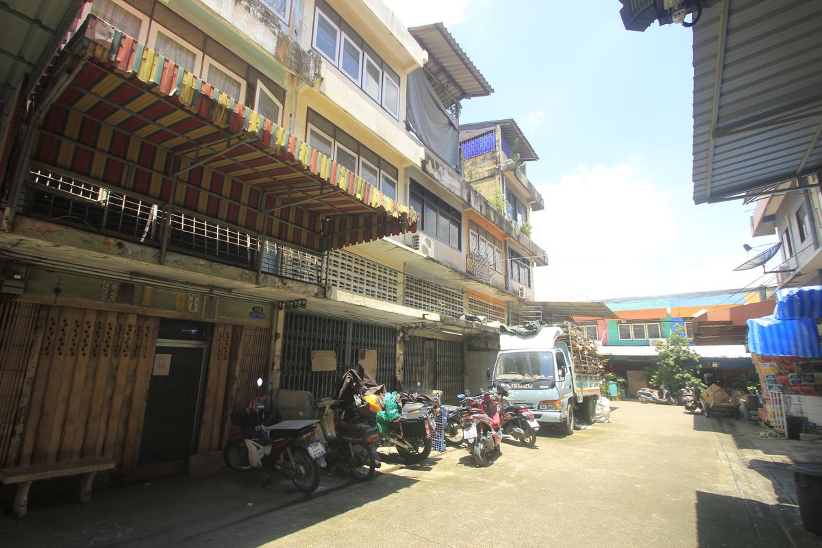 For SaleShop HouseRathburana, Suksawat : Commercial Building, Rama 2, Soi 11, O EA Market, Rama 9 Expressway Seen Tara Rama 2, corner room, 3 rooms, 40 meters, location, trading, opening offices, making dormitory, convenient to travel in many directions.