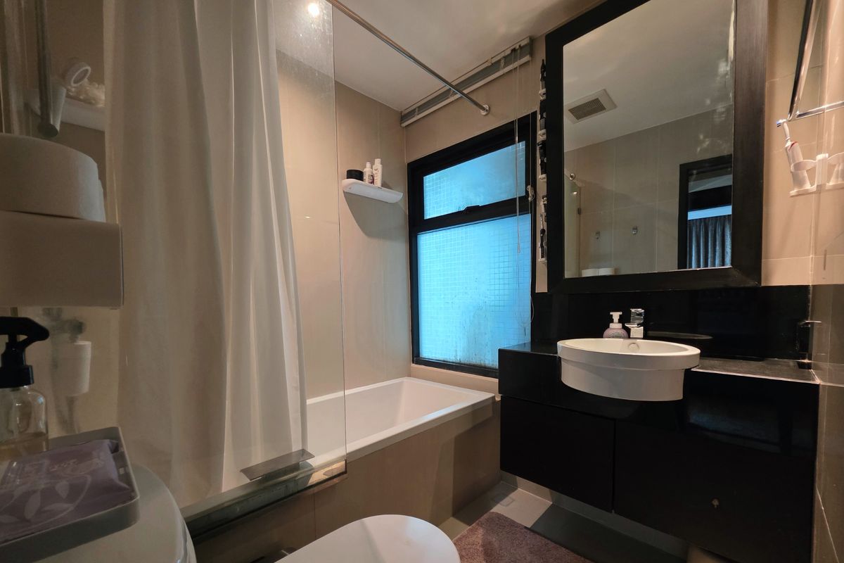 For SaleCondoSathorn, Narathiwat : Best price! condo for sale, corner room in the center of Sathorn, near BTS MRT and office building