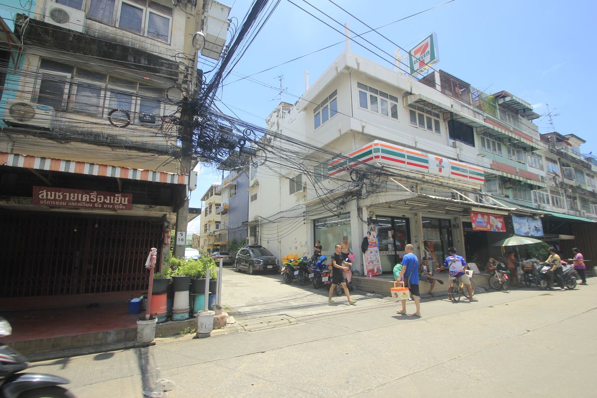 For SaleShop HouseRathburana, Suksawat : Commercial Building, Rama 2, Soi 11, O EA Market, Rama 9 Expressway Seen Tara Rama 2, corner room, 3 rooms, 40 meters, location, trading, opening offices, making dormitory, convenient to travel in many directions.