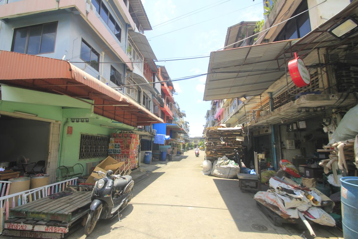 For SaleShop HouseRathburana, Suksawat : Commercial Building, Rama 2, Soi 11, O EA Market, Rama 9 Expressway Seen Tara Rama 2, corner room, 3 rooms, 40 meters, location, trading, opening offices, making dormitory, convenient to travel in many directions.