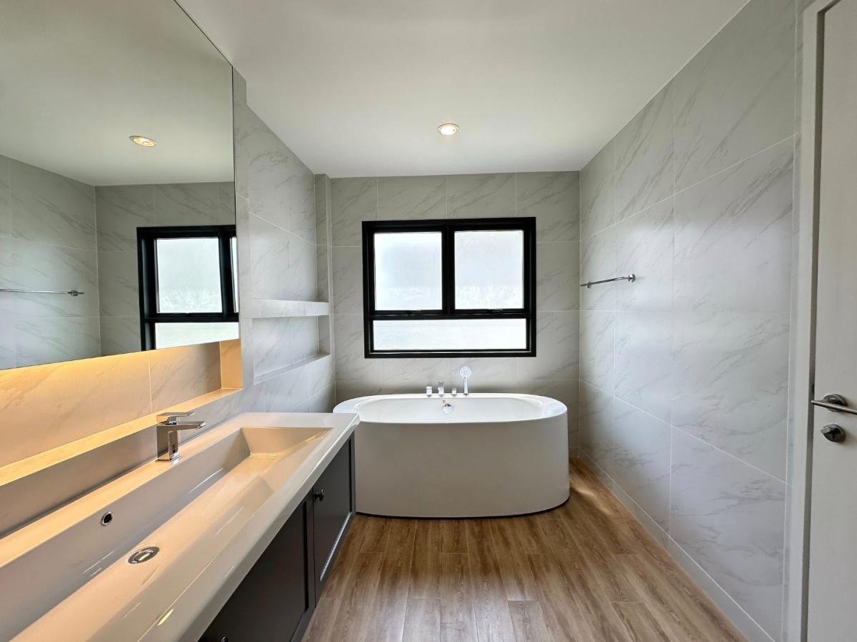 ให้เช่าบ้านบางนา แบริ่ง ลาซาล : 🔥เช่าด่วน+🔥เศรษฐสิริ บางนา กม.10 ใกล้ Design Village บางนา เฟอร์นิเจอร์ครบ พร้อมเข้าอยู่