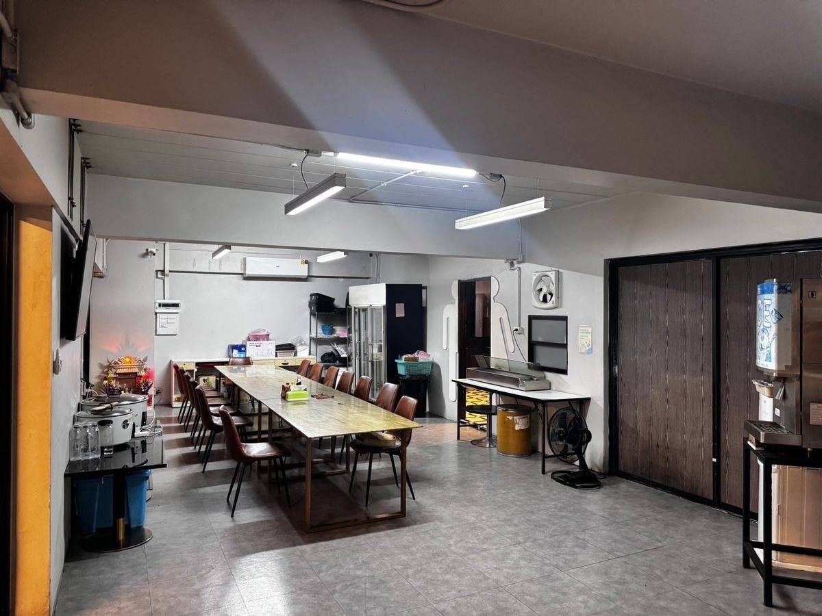 For RentOfficeRama9, Petchburi, RCA : Office and residence in the same place! Reflect your success and leadership. Sell/rent Stand-Alone Office Building 5 layers.