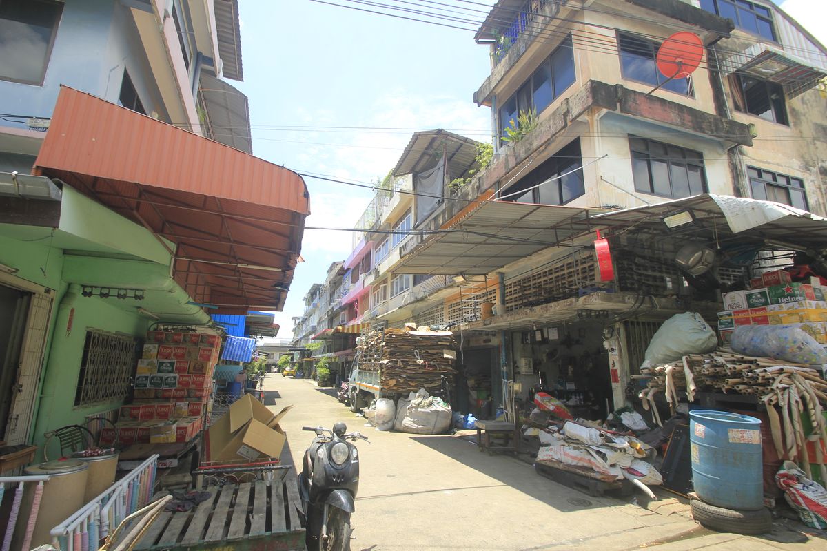 For SaleShop HouseRathburana, Suksawat : Commercial Building, Rama 2, Soi 11, O EA Market, Rama 9 Expressway Seen Tara Rama 2, corner room, 3 rooms, 40 meters, location, trading, opening offices, making dormitory, convenient to travel in many directions.