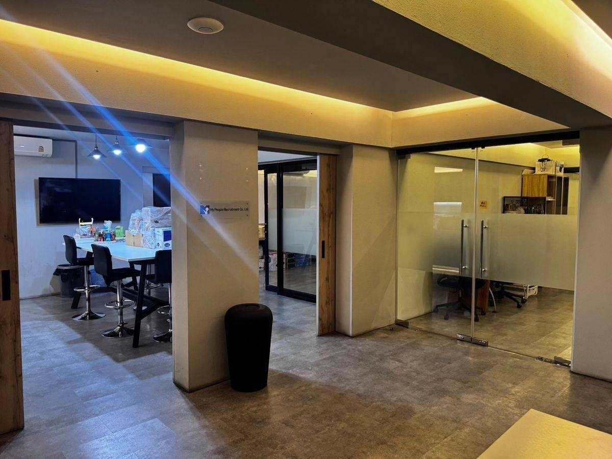 For RentOfficeRama9, Petchburi, RCA : Office and residence in the same place! Reflect your success and leadership. Sell/rent Stand-Alone Office Building 5 layers.