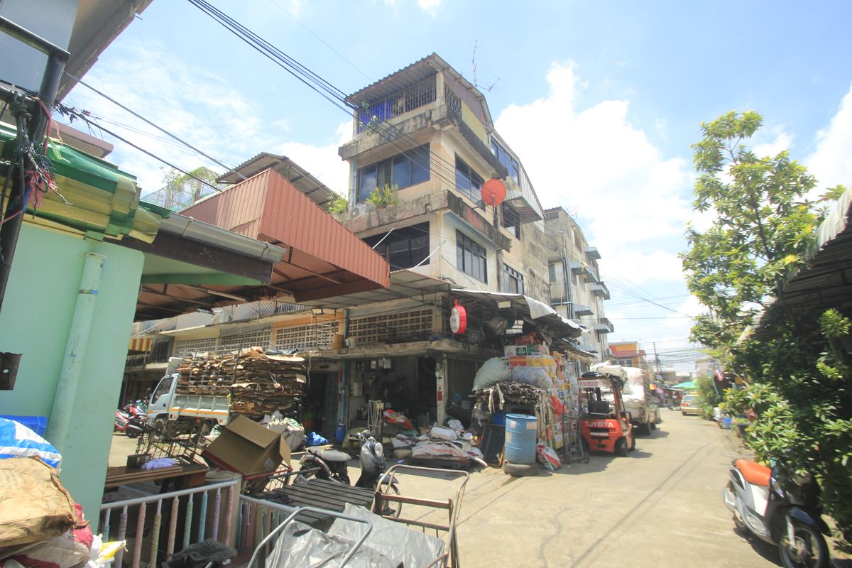 For SaleShop HouseRathburana, Suksawat : Commercial Building, Rama 2, Soi 11, O EA Market, Rama 9 Expressway Seen Tara Rama 2, corner room, 3 rooms, 40 meters, location, trading, opening offices, making dormitory, convenient to travel in many directions.