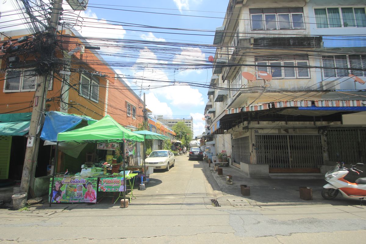 For SaleShop HouseRathburana, Suksawat : Commercial Building, Rama 2, Soi 11, O EA Market, Rama 9 Expressway Seen Tara Rama 2, corner room, 3 rooms, 40 meters, location, trading, opening offices, making dormitory, convenient to travel in many directions.