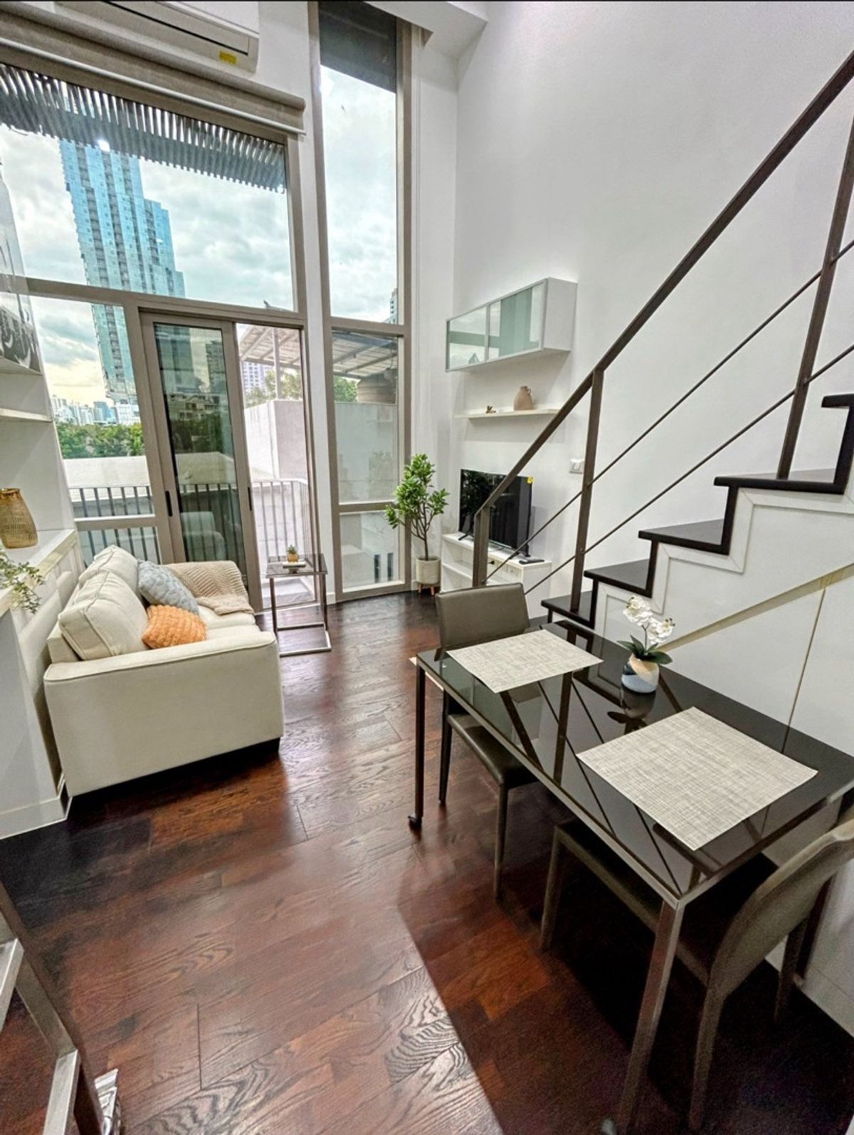 For SaleCondoSukhumvit, Asoke, Thonglor : 📢👇Available 11 January 2026, Yield 6.5%, pet friendly Duplex unit with a great unblocked view, fully furnished, nice decoration. 