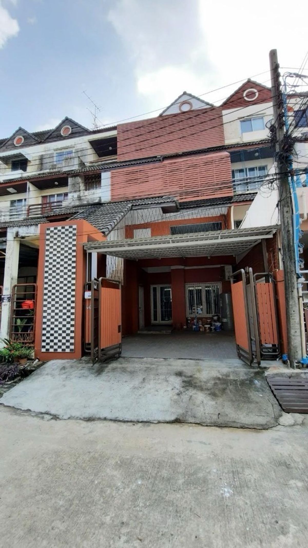 For RentTownhomePattanakan, Srinakarin : Townhouse for rent, Phatthanakan 44, near Onnut Srinakarin, Rama 9 and Thonglor, convenient to travel near Thai schools and Internation School Bangkok.