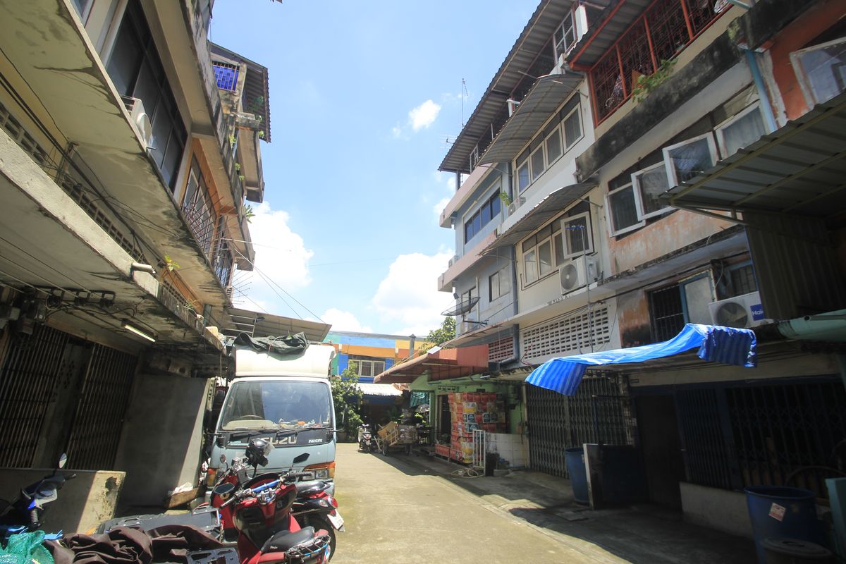 For SaleShop HouseRathburana, Suksawat : Commercial Building, Rama 2, Soi 11, O EA Market, Rama 9 Expressway Seen Tara Rama 2, corner room, 3 rooms, 40 meters, location, trading, opening offices, making dormitory, convenient to travel in many directions.